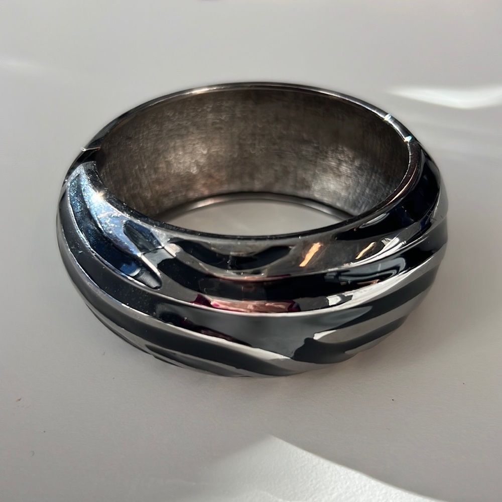 Black and grey striped hinge bangle